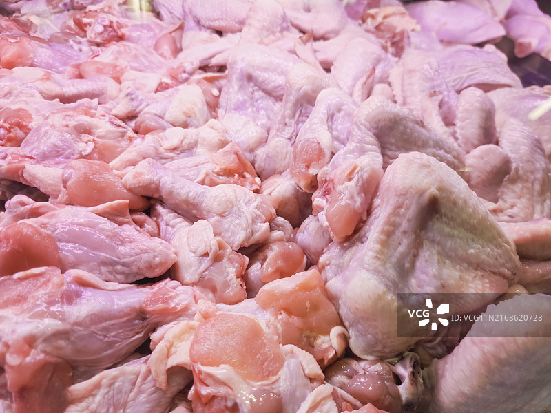 市场上展示的生鸡肉图片素材