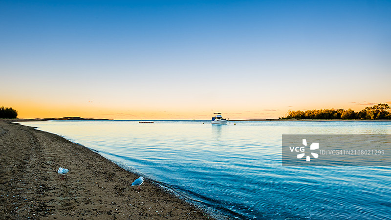 博伊恩河日落时汇入大海图片素材
