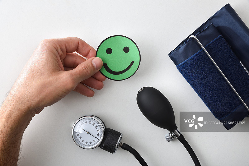 良好血压概念，手持微笑剪影图片素材
