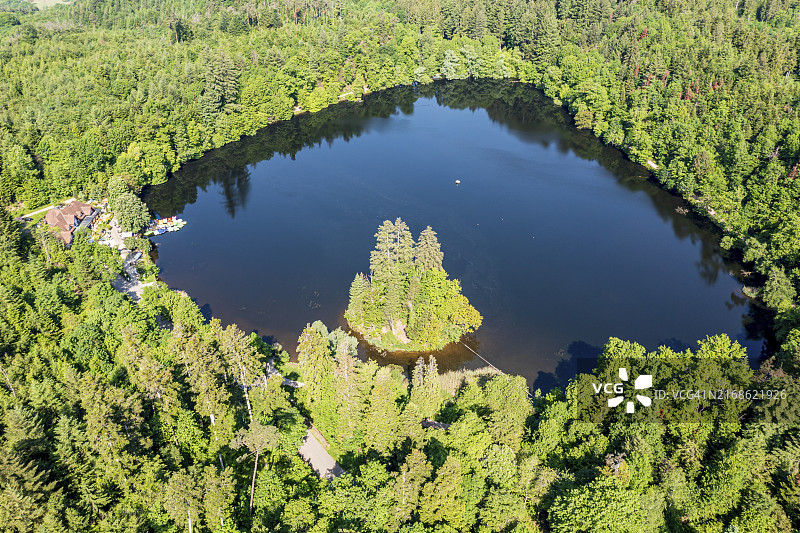 德国巴特塞金根附近的贝尔格湖（“山湖”），湖中岛屿，出租船的船坞，莱茵河谷，德国，欧洲图片素材