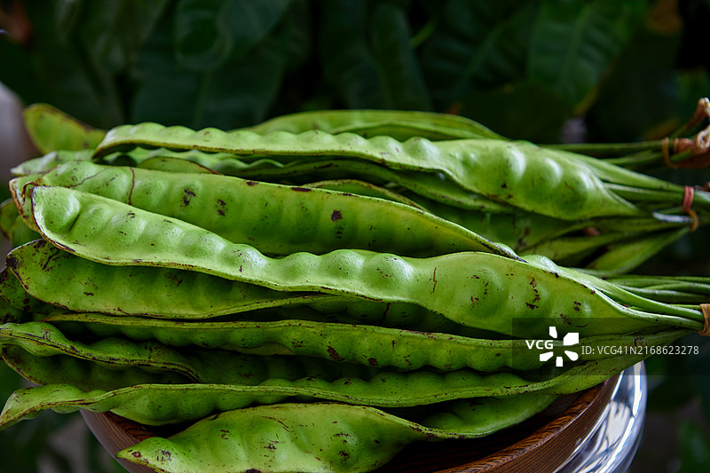 厨房中准备烹饪的苦豆特写图片素材