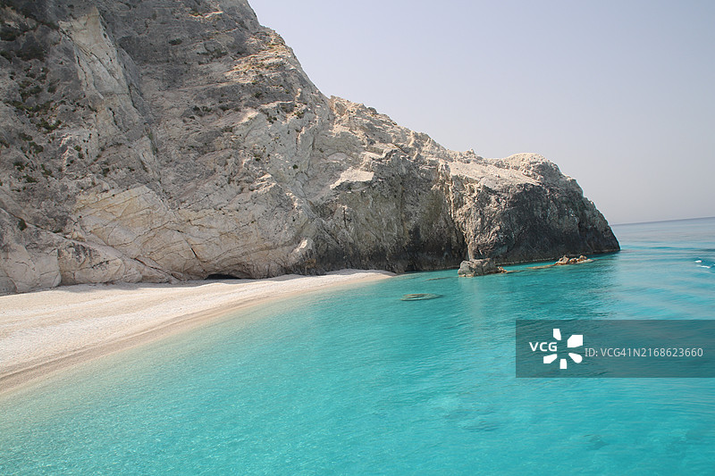 希腊莱夫卡达晴空下的壮丽海景图片素材