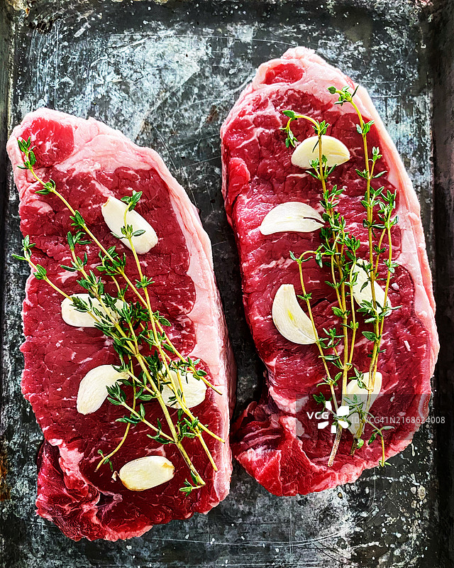 俯视拍摄的桌子上的肉，美国图片素材