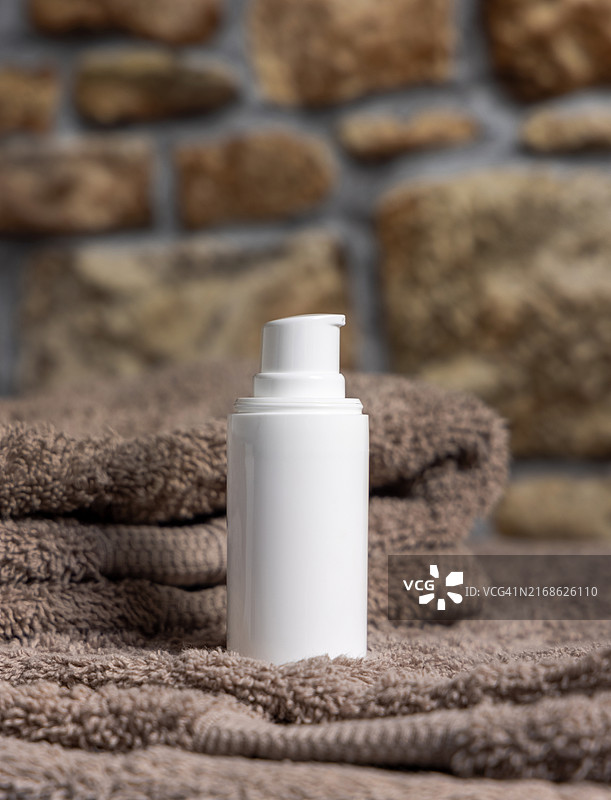 白色乳霜泵瓶特写，化妆品样机图片素材