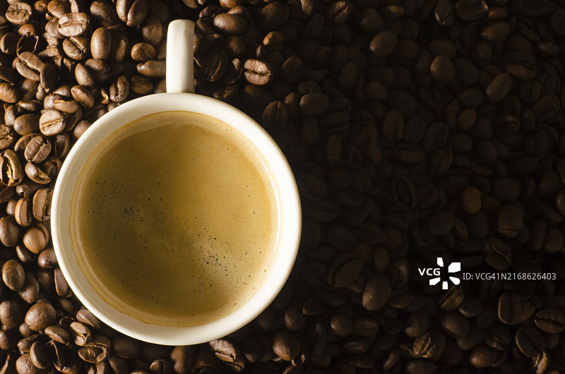 咖啡豆背景上的咖啡杯图片素材