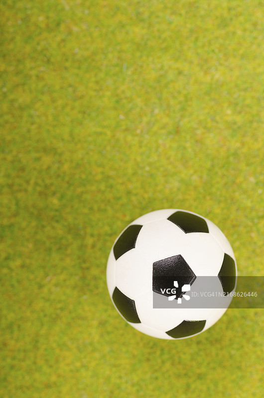 绿茵草地上的足球，俯视图图片素材