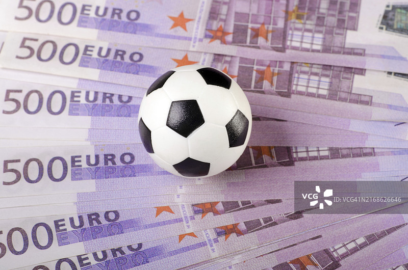 欧元背景上的足球图片素材