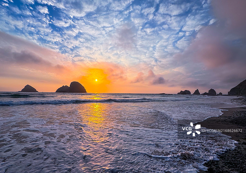 美国俄勒冈州蒂拉穆克县日落时分的海景图片素材