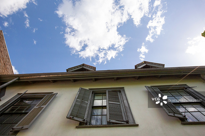 乡村房屋窗户百叶窗复古家居建筑图片素材