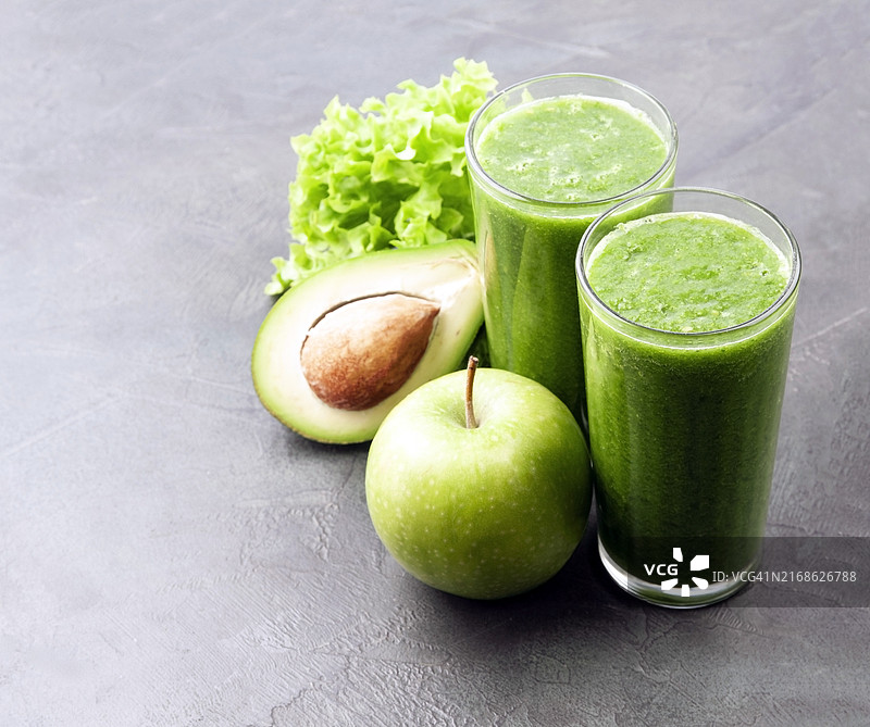 桌子上蔬菜饮品的高角度视图图片素材