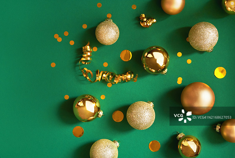 圣诞和新年节日背景，含文案空间。绿色背景上的金色装饰品，顶部视图图片素材