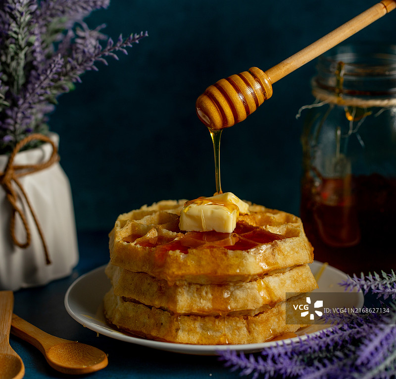 盘中蜂蜜勺特写图片素材