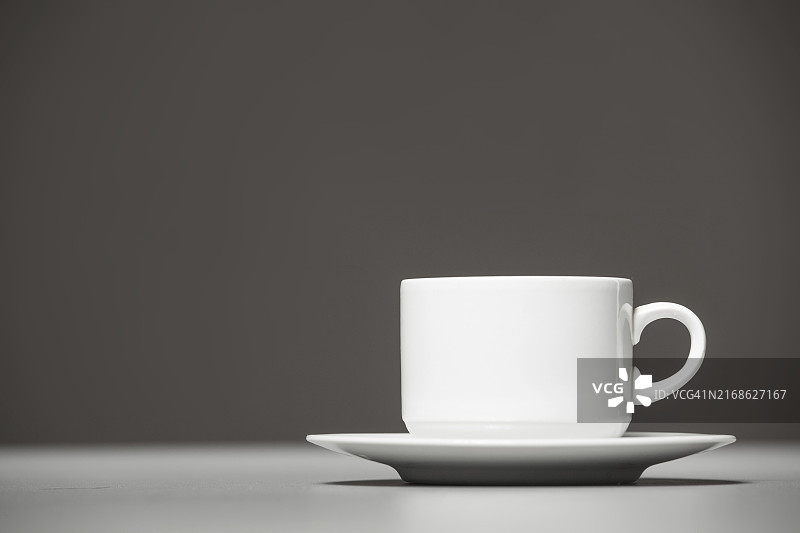 灰色背景上的咖啡杯特写图片素材