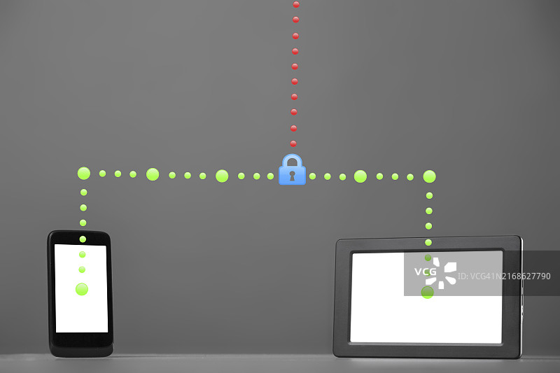 灰色背景上的智能手机和平板电脑。安全概念图片素材