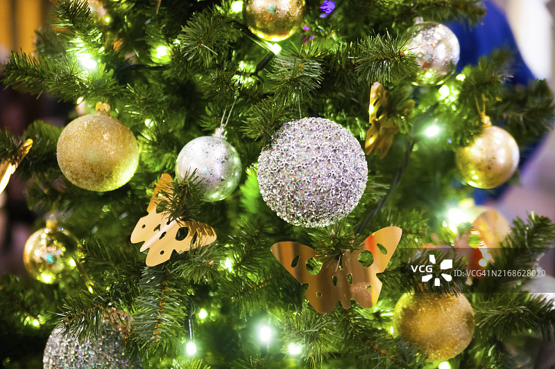 圣诞树装饰选择性聚焦特写照片图片素材