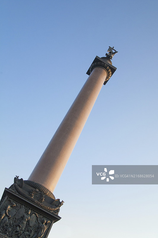 俄罗斯圣彼得堡宫殿广场上的亚历山大纪念柱图片素材