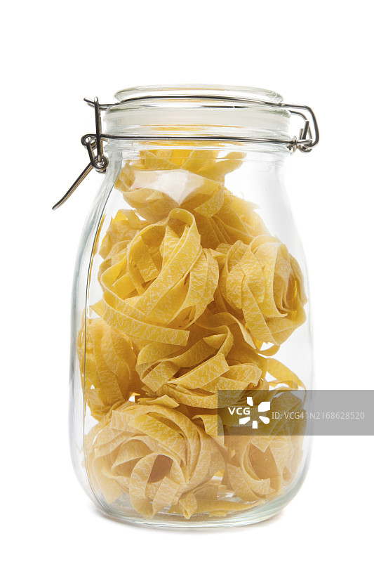 罐装意大利面，白色背景上分离图片素材