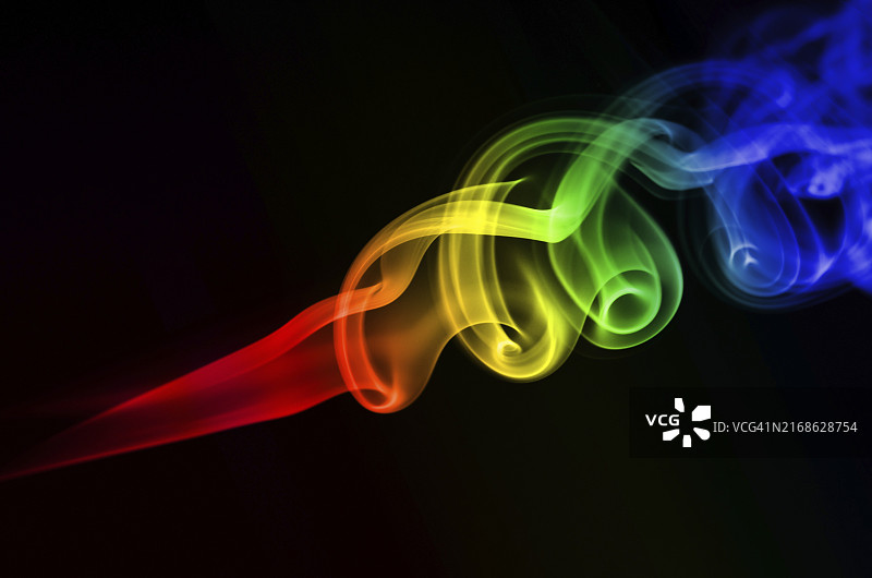 黑色背景上的抽象彩色烟雾图片素材