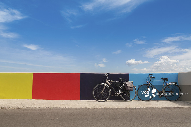 意大利堤岸上的两辆自行车，夏季图片素材