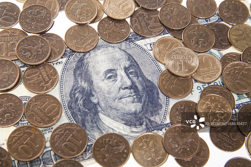 富兰克林百元美钞与俄罗斯10戈比硬币图片素材