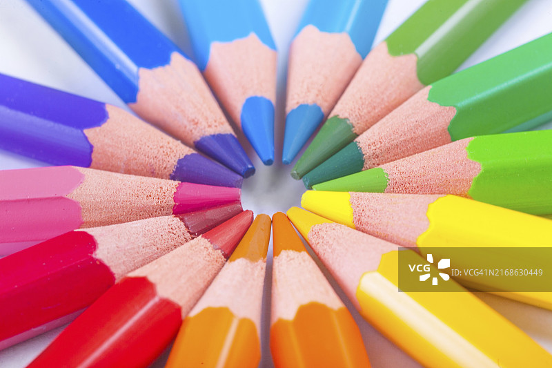 彩色铅笔圆形排列特写图片素材