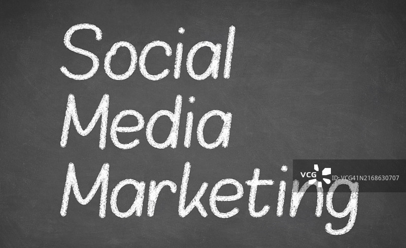 黑板上的白色粉笔字：社交媒体营销图片素材
