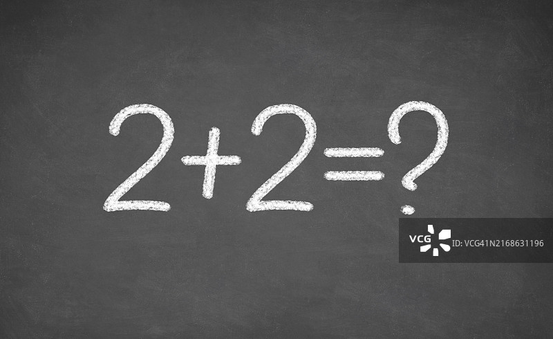 简单的数学方程式。黑板上写着二加二图片素材