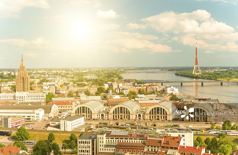 从拉脱维亚里加圣彼得大教堂中心拍摄的全景，欧洲图片素材