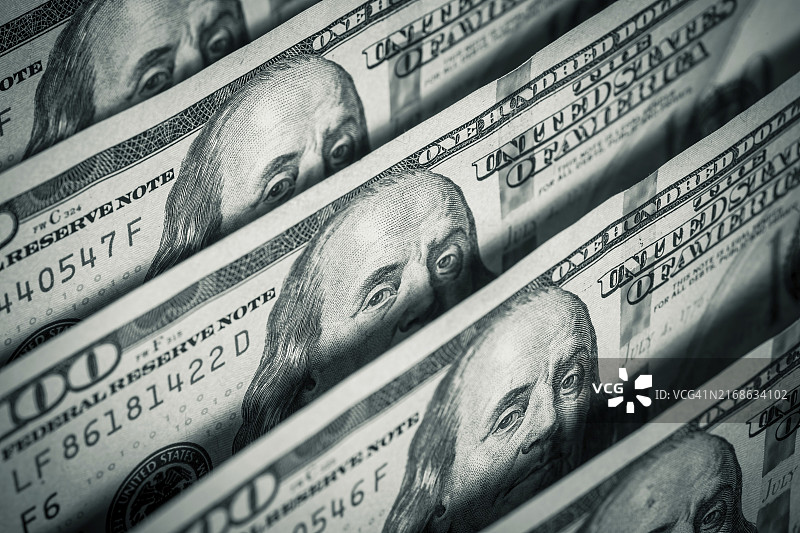 一排百元美钞，选择性聚焦图片素材