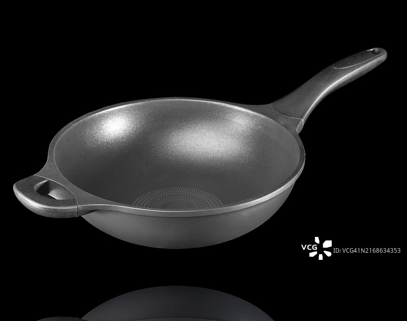 特氟龙平底锅，黑色背景图片素材