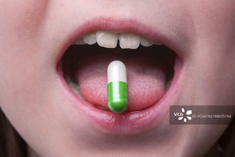 孩子吃药特写图片素材