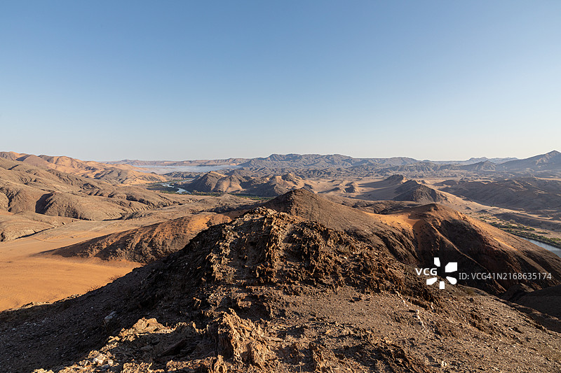库内内河上方的山脉图片素材