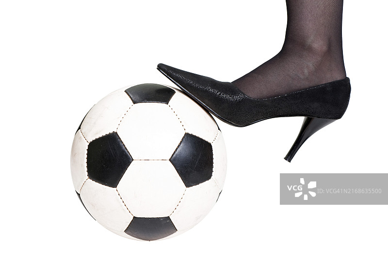 踩在黑白足球上的脚图片素材