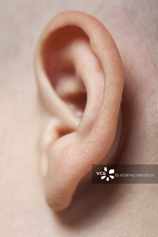 倾听沉默的人类儿童耳朵宏观图片素材