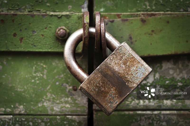 金属锁门安全保护挂锁图片素材