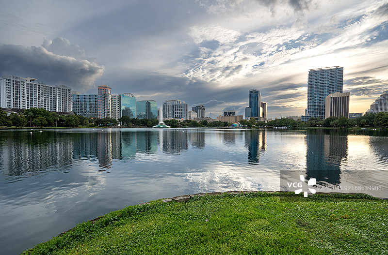 奥兰多市中心伊奥拉湖日落天际线图片素材