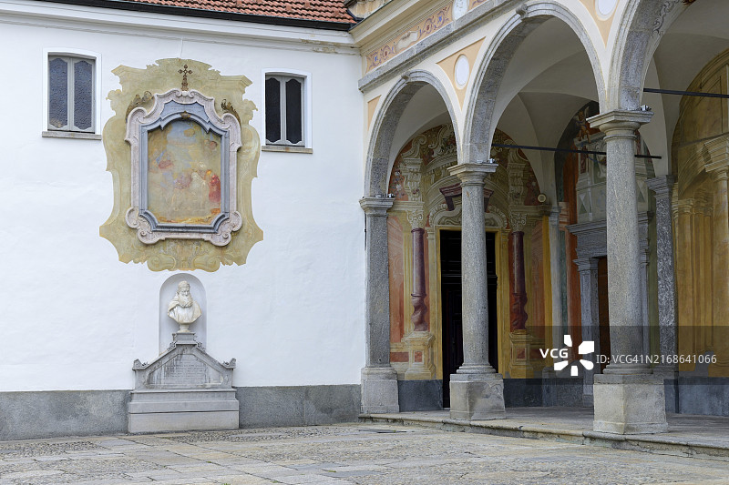 瑞士提契诺州洛迦诺萨索圣母朝圣教堂入口图片素材