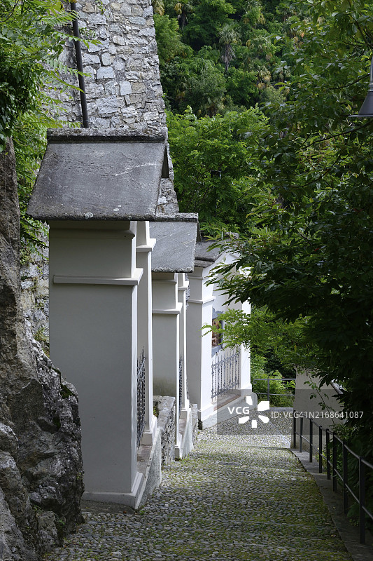 前往萨索圣母朝圣教堂的朝圣路线，位于瑞士提契诺州图片素材