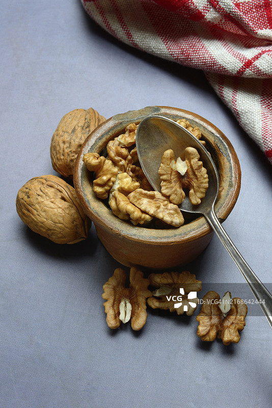带勺子的罐子里的核桃图片素材