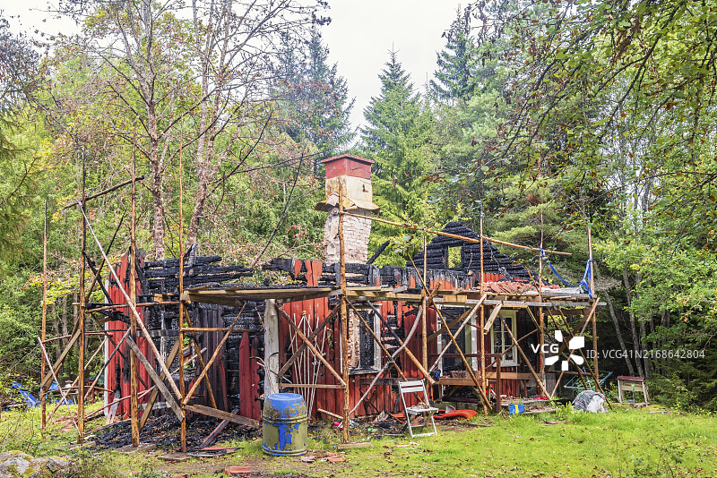 欧洲瑞典林地中被烧毁的木制小屋图片素材