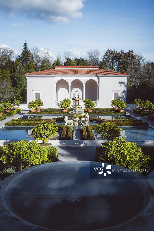 新西兰汉密尔顿的对称花园，有凉亭和喷泉，周围环绕着修剪整齐的树篱和植物图片素材