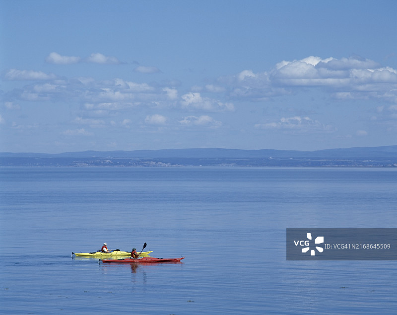 夏季圣劳伦斯河上的海上皮划艇爱好者图片素材