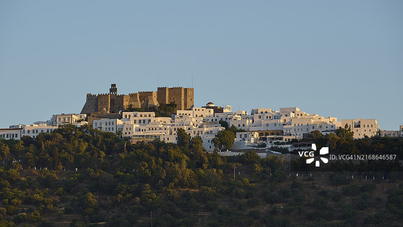 日落时山丘上的白色村庄和古老的城堡，圣约翰修道院，希腊帕特莫斯岛图片素材