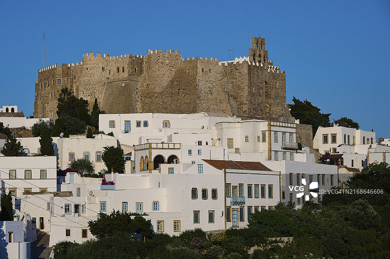 希腊帕特莫斯岛圣约翰神学家修道院上方的古老城堡图片素材