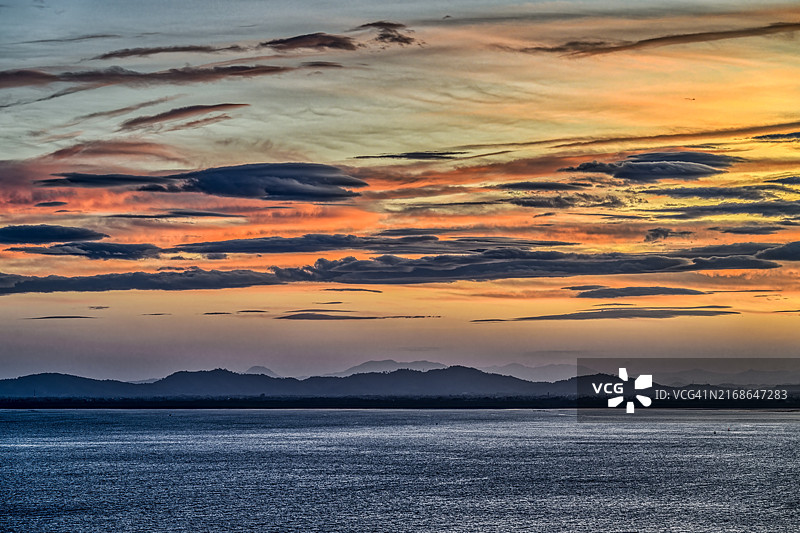 橙色的天空衬托着美丽的海景图片素材