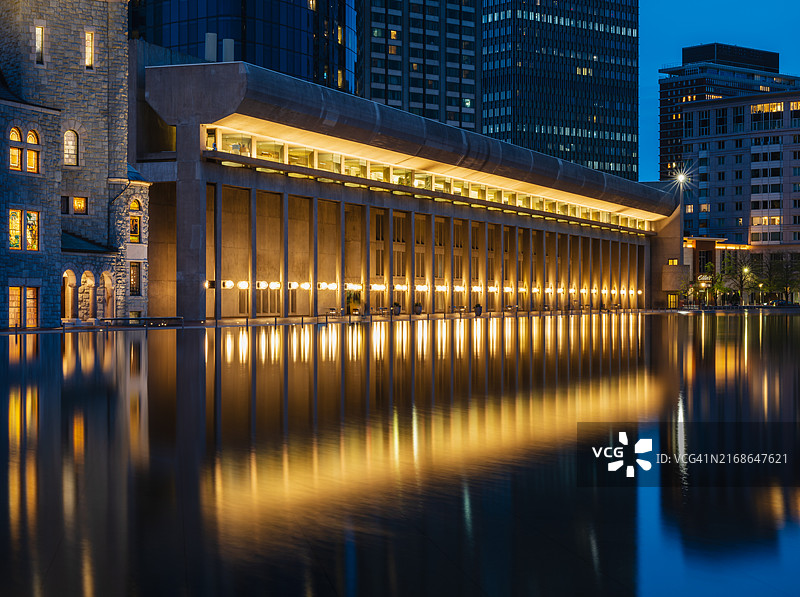 美国马萨诸塞州波士顿基督教科学广场的傍晚图片素材