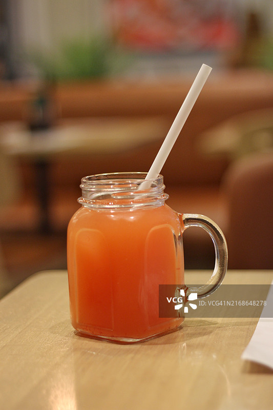 桌上罐子里的饮料特写图片素材