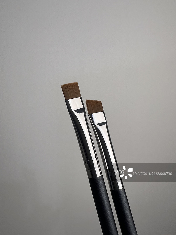 灰色背景上的刷子特写图片素材