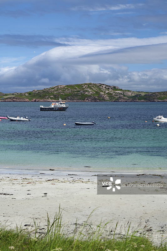 苏格兰爱奥那岛的蓝色海湾船只图片素材