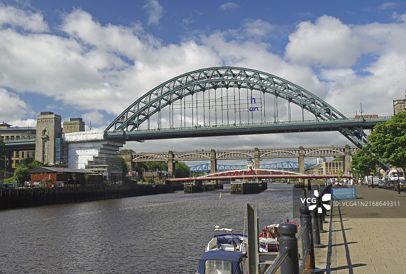 英国纽卡斯尔的城市桥梁图片素材